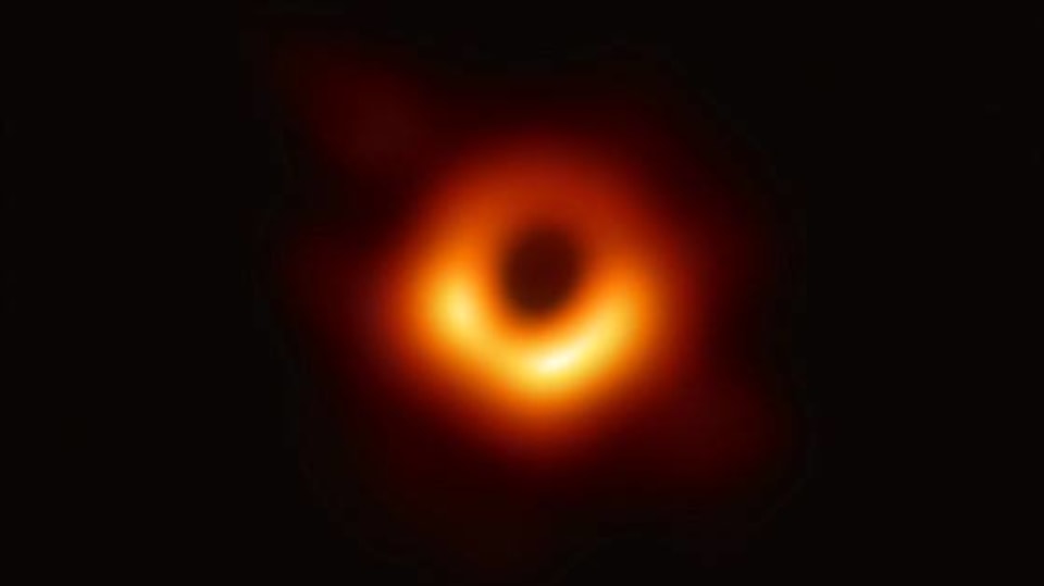 První fotografie okraje černé díry